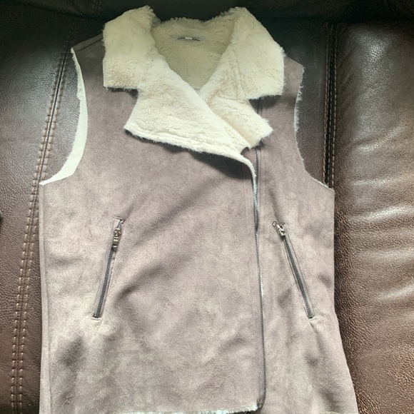 Grey suede like soft vest with faux fur size small - Picture 7 of 8
